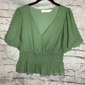 Large ASTR green short sleeve cropped vneck top